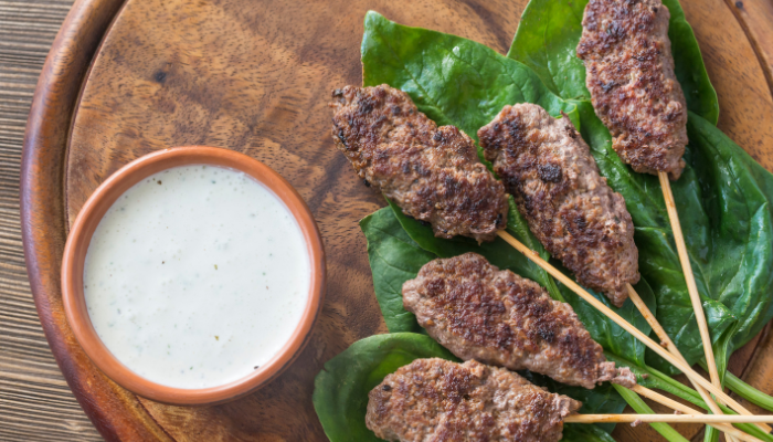 Koftas de cordeiro com molho de iogurte